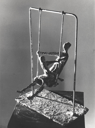scultura altalena